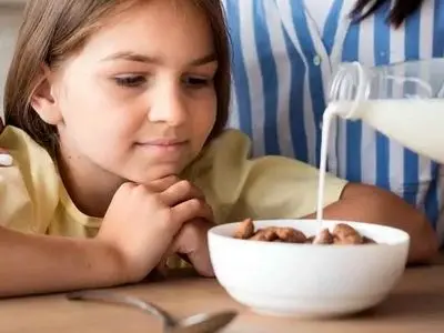 با نوشیدن بیش از حد شیر چه اتفاقی می افتد؟ راهنمای مصرف روزانه برای تمام سنین!