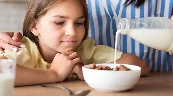 با نوشیدن بیش از حد شیر چه اتفاقی می‌ افتد؟ راهنمای مصرف روزانه برای تمام سنین!