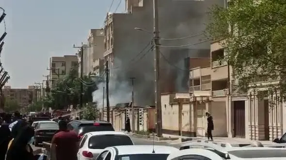 آتش سوزی در یک  مجتمع  مسکونی ۴ واحده در کوی ملت«کورش» اهواز 