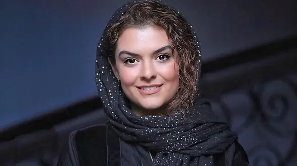 عکس دنیا مدنی در کنار خودروی پیکان
