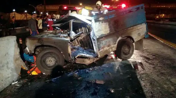 راننده وانت نیسان در جاده قدیم کرج جزغاله شد + عکس 