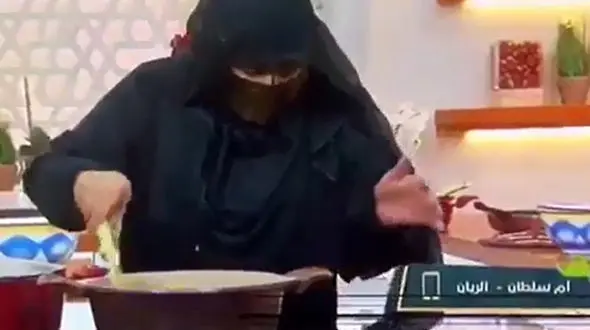 آتش گرفتن خانم آشپز ناشی در برنامه زنده +ویدیو