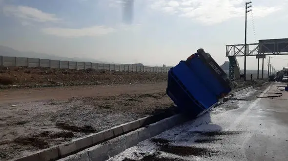 واژگونی وحشتناک نیسان در جاده خاوران + عکس