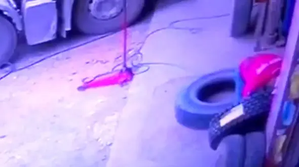 انفجار مرگبار لاستیک در پنچرگیری+ فیلم