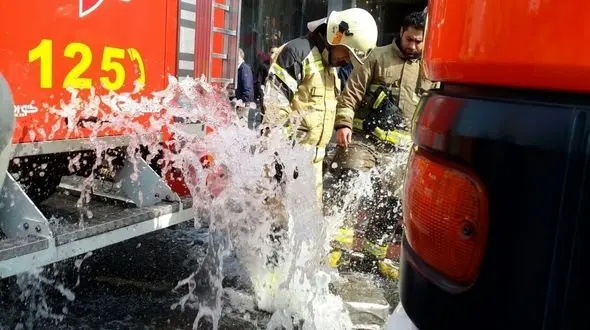  شکسته شدن لوله آب در نزدیکی ساختمان برق حرارتی+تصاویر 