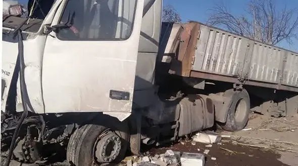 تریلی مینی بوس پر از مسافر را قیچی کرد / دو مسافر در دم جان باختند