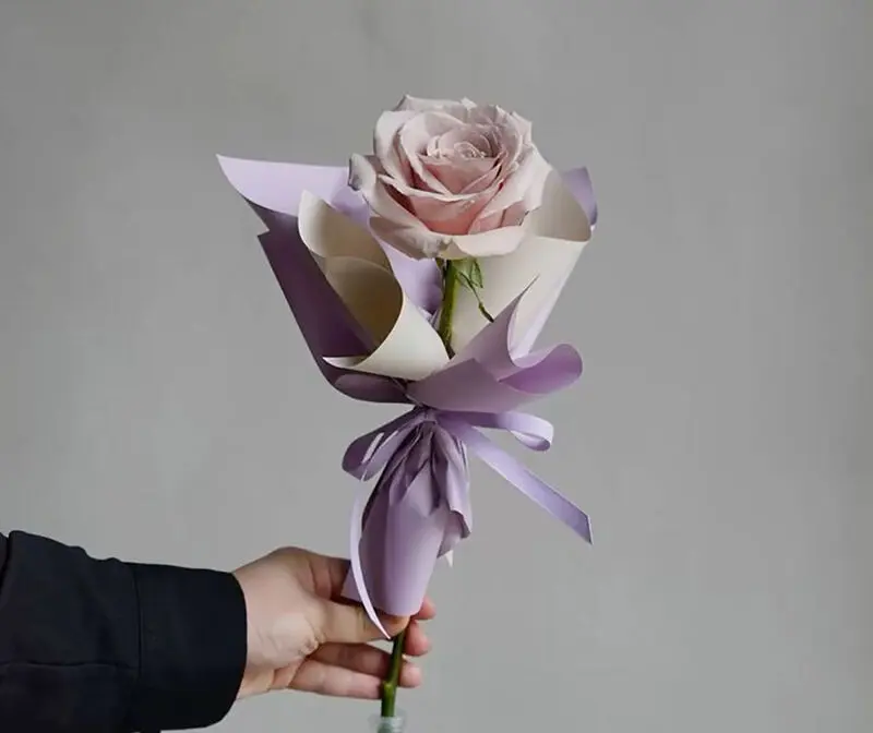 تزیین یک شاخه گل رز آبی