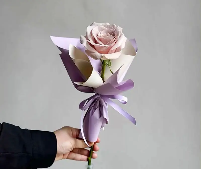 تزیین یک شاخه گل رز آبی