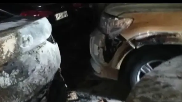 آتش‌سوزی در نمایشگاه خودروهای میلیاردی در بندرعباس+فیلم