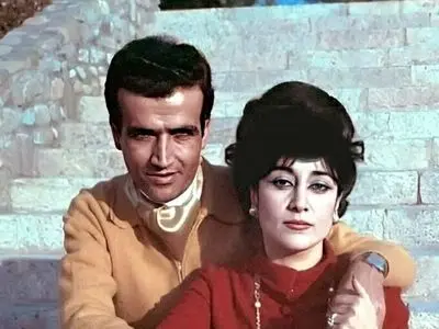 فیلم مصاحبه قدیمی / حمیرا : شوهرم نصف شب بیدارم میکنه ازم عکس بگیره .../ شوهرش : ظهر خواب از دستش ندارم فقط آواز میخونه .../ 5 ساله ازدواج کردیم و ....منوچهر نوذری مصاحبه گر : بالاخره ...