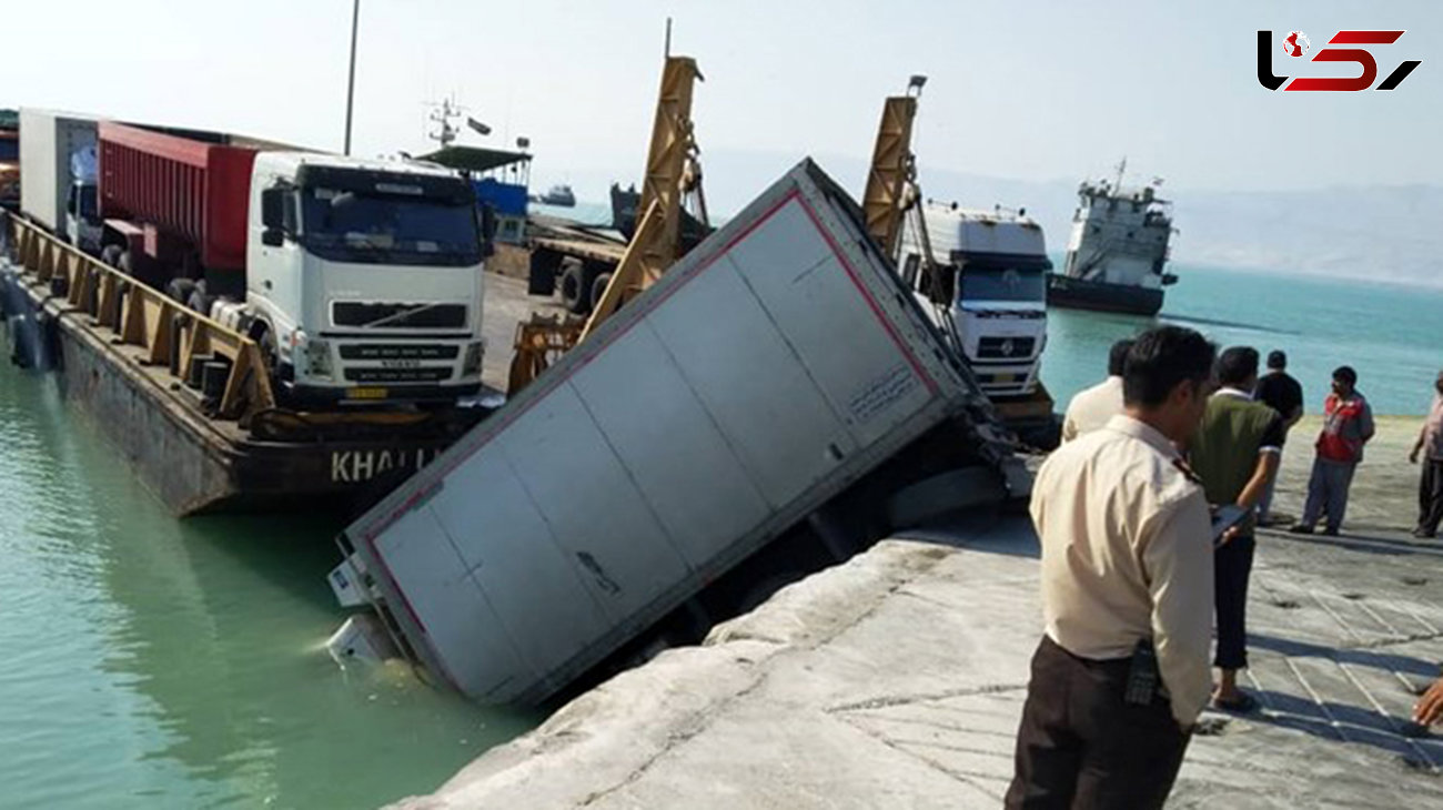 سقوط یک کامیون به دریا در اسکله لافت+ عکس