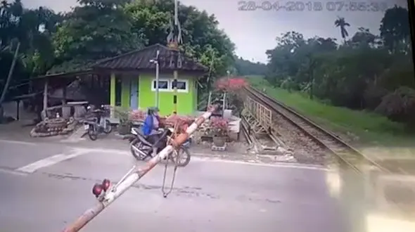 فرار معجزه آسای زن موتورسوار از مرگ حتمی + فیلم