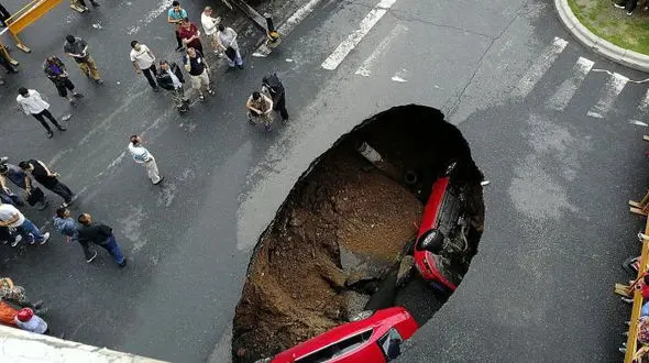 عجیب ترین عکس از بلعیده شدن 2 ماشین وسط خیابان! + تصویر