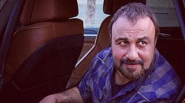 رضا عطاران: هر چه جلوتر می روم دلبستگی‌ام به پول بیشتر می شود/ سوار ماشین درب وداغون می شوم/ وقتی لباس نو می پوشم مدتها در عذابم