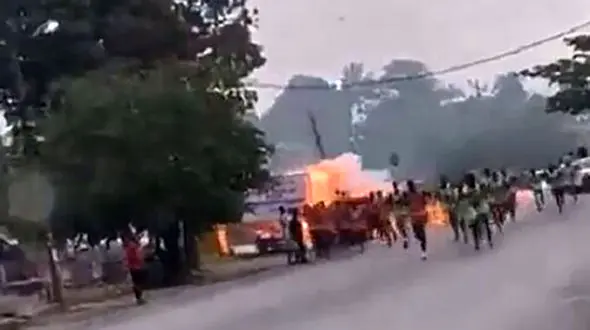 ببینید /انفجار وحشتناک در مسیر دو مارتن در کامرون + فیلم