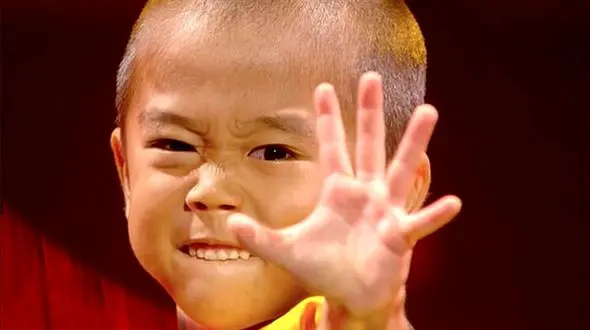 فیلم/ تقلید شگفت‌انگیز حرکات رزمی بروس لی توسط کودک 6 ساله 