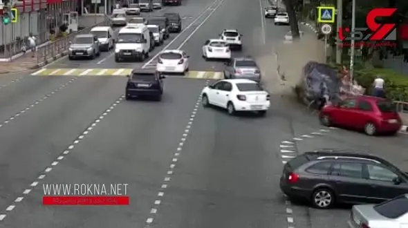 لت و پار شدن چند زن و مرد در پیاده رو  زیر ماشین + تصویر