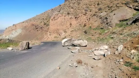 حادثه ریزش سنگ در جاده کرج