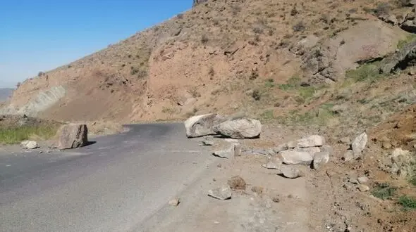 حادثه ریزش سنگ در جاده کرج