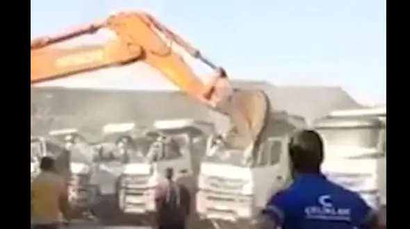 ببینید / حمله جنون راننده بیل‌مکانیکی به کامیون‌ها! + فیلم