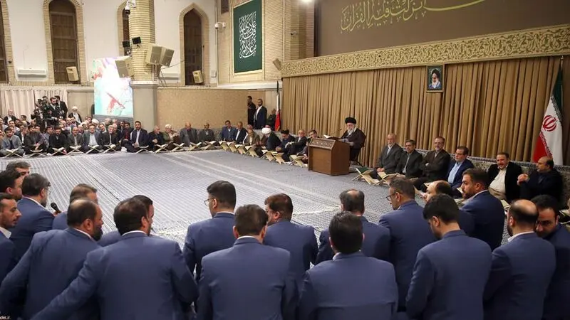 در اولین روز از ماه مبارک رمضان « محفل انس با قرآن » با حضور حضرت آیت‌آلله خامنه‌ای رهبر معظم انقلاب اسلامی در حسینیه امام خمینی(ره) برگزار شد.