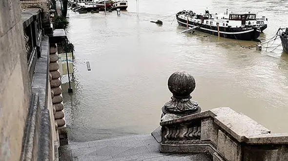 دردسر آبگرفتگی خیابان ها در پاریس + عکس 