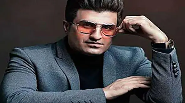 خواننده جنجالی این روزها با ماسکی به صورت در دادگاه ظاهر شد!