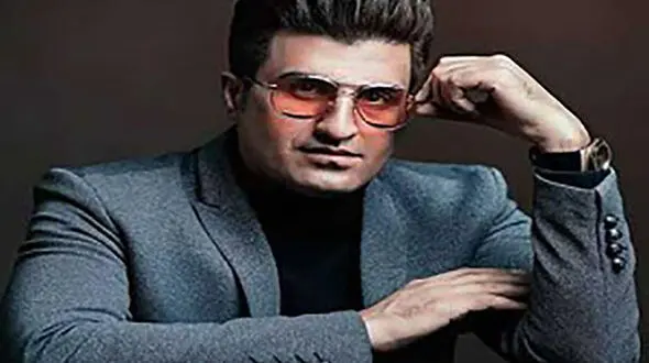 خواننده جنجالی این روزها با ماسکی به صورت در دادگاه ظاهر شد!