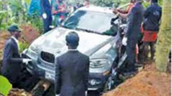 پسر با وفا پدرش را با «بی ام و» خاک کرد + عکس