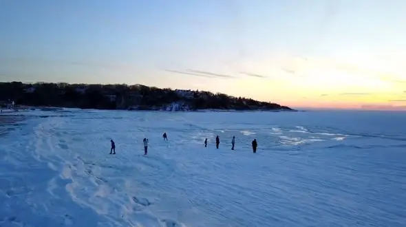 صحنه ای بی نظیر از یخ زدن ساحل ماساچوست  + فیلم دیدنی