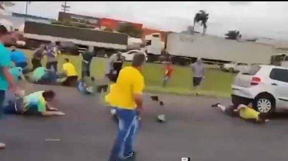 فیلم  لحظه زیر گرفتن ۱۷ نفر در تظاهرات توسط راننده روانی