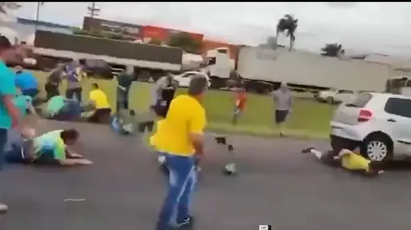 فیلم  لحظه زیر گرفتن ۱۷ نفر در تظاهرات توسط راننده روانی