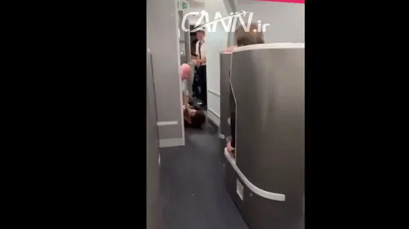 تلاش زن مسافر برای ورود به کابین خلبان / پرواز امریکن ایرلاینز به تأخیر افتاد