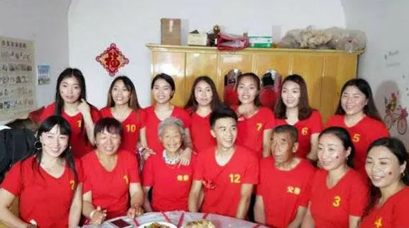 11 دختر این مرد فدای یک پسر شدند+عکس