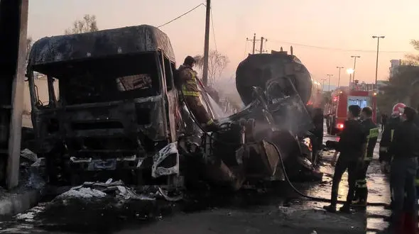 فیلم لحظه انفجار تانکر سوخت در جاده شیراز / راننده زنده زنده سوخت+ تصاویر