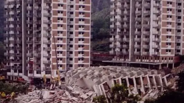 ببینید / ریزش عجیب و غیرقابل باور خانه در شیراز