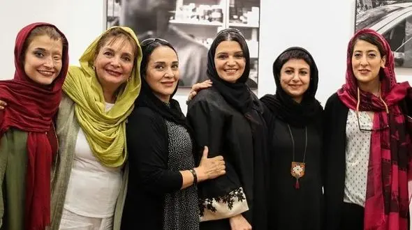 عکس های یادگاری خانم‌های بازیگر در کنار قربانی اسیدپاشی اصفهان 