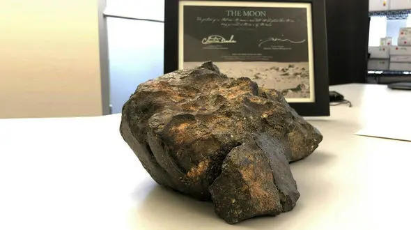 تکه ای از ماه به قیمت ۲.۵ میلیون دلار فروخته شد + عکس