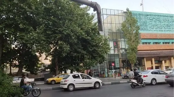 هدر رفتن ۴۰۰۰ لیتر آب فقط در یک نقطه تهران / با دست خودمان فرونشست تهران را تشدید نکنیم + فیلم