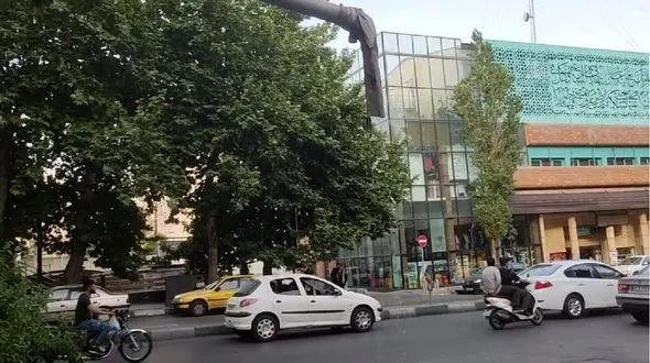 هدر رفتن ۴۰۰۰ لیتر آب فقط در یک نقطه تهران / با دست خودمان فرونشست تهران را تشدید نکنیم + فیلم