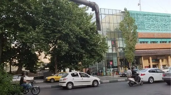 هدر رفتن ۴۰۰۰ لیتر آب فقط در یک نقطه تهران / با دست خودمان فرونشست تهران را تشدید نکنیم + فیلم