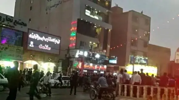 حمله خرمشهری های معترض به آب شرب به ماموران پلیس +عکس