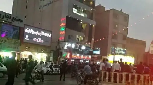 حمله خرمشهری های معترض به آب شرب به ماموران پلیس +عکس