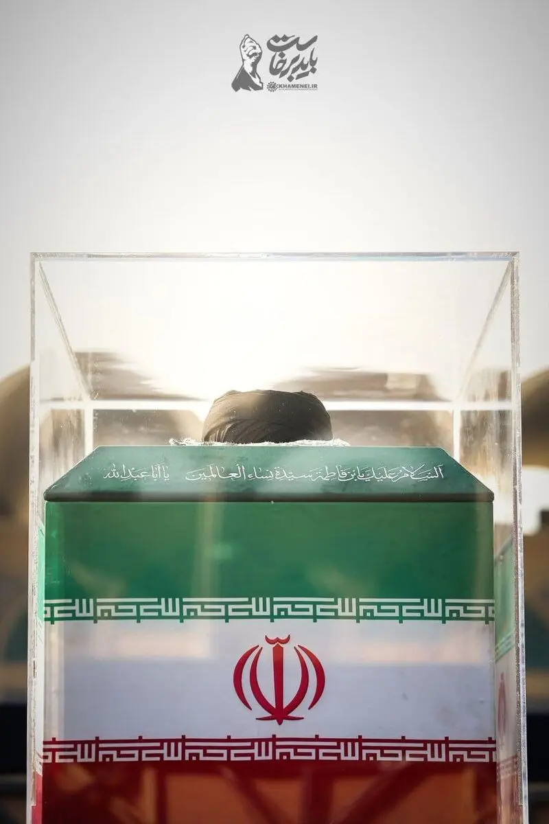 قاب ماندگار از پیکر مطهر رهبر شهید انقلاب در مصلی امام خمینی(ره) تهران
