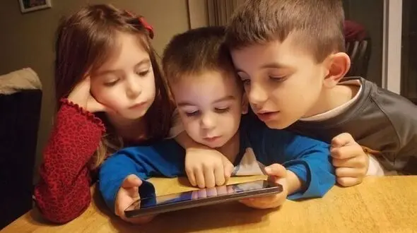 وقتی موبایل کودک را از زندگی روزمره جدا می‌کند

