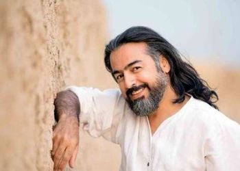 آواز دل‌نشین پرواز همای برای حیوان خانگی‌اش در دل طبیعت گیلان / لحظاتی شاعرانه در دهکده چوبی که دل‌ها را نرم کرد