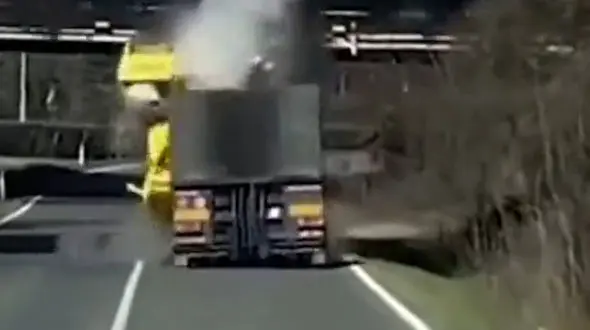 از هل دادن ماشین توسط اتوبوس تا برخورد بیل مکانیکی به پل روگذر