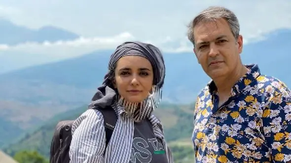 نگاهی به چیدمان منزل شاهانه و سنتی لیندا کیانی و همسرش با حال و هوای ایرانی/ از مبلمان مدرن و پرده‌های اعیانی تا عضو ثابت خونه‌های ایرانی، گل شمعدونی