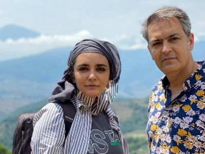 نگاهی به چیدمان منزل شاهانه و سنتی لیندا کیانی و همسرش با حال و هوای ایرانی/ از مبلمان مدرن و پرده‌های اعیانی تا عضو ثابت خونه‌های ایرانی، گل شمعدونی
