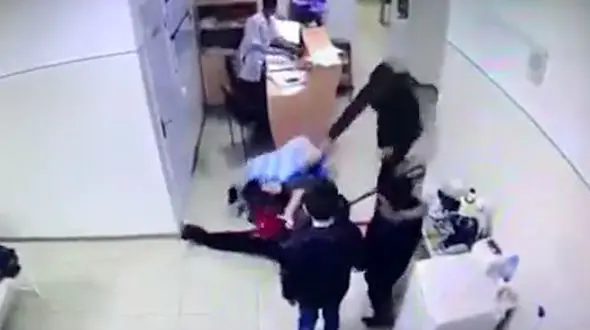 اقدام وحشیانه پزشک روسی با بیمار مسن + فیلم